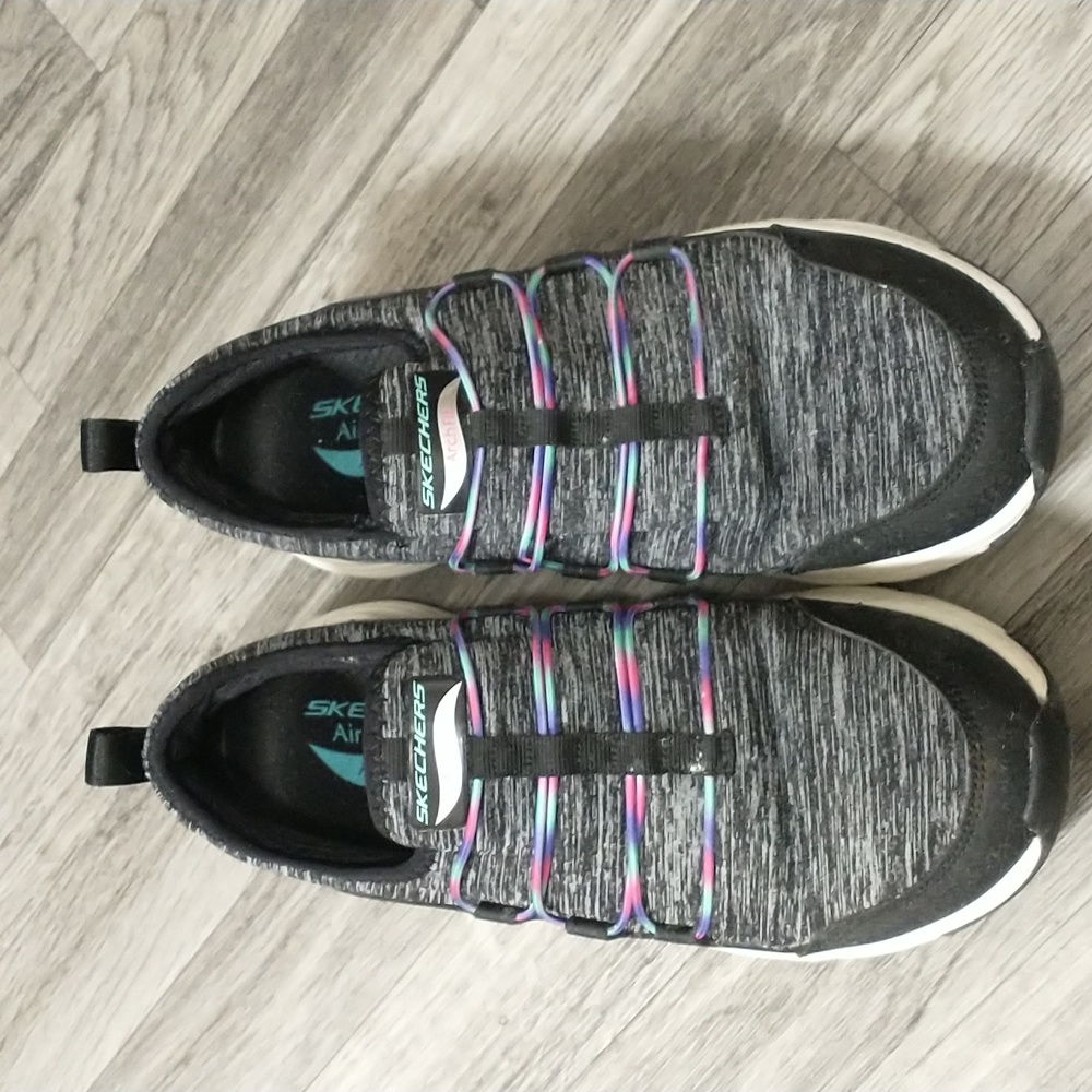 Women's Skechers Slip on Sneakers size 8.5